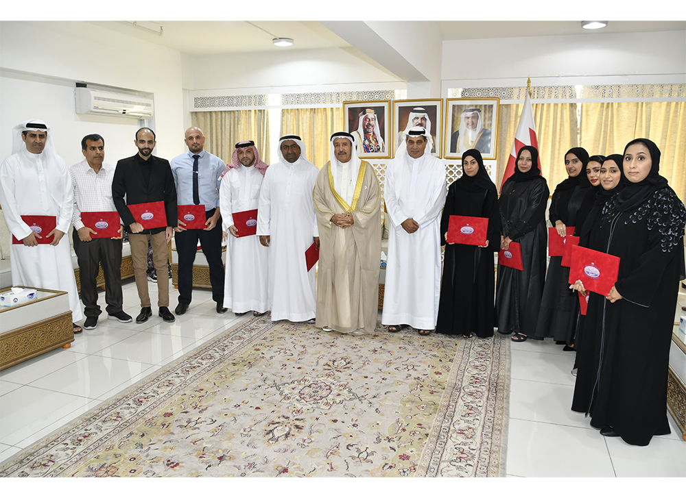 بمناسبة اليوم العالمي للمعلم..محافظ المحرق يكرم عدد من المعلمين والمعلمات<